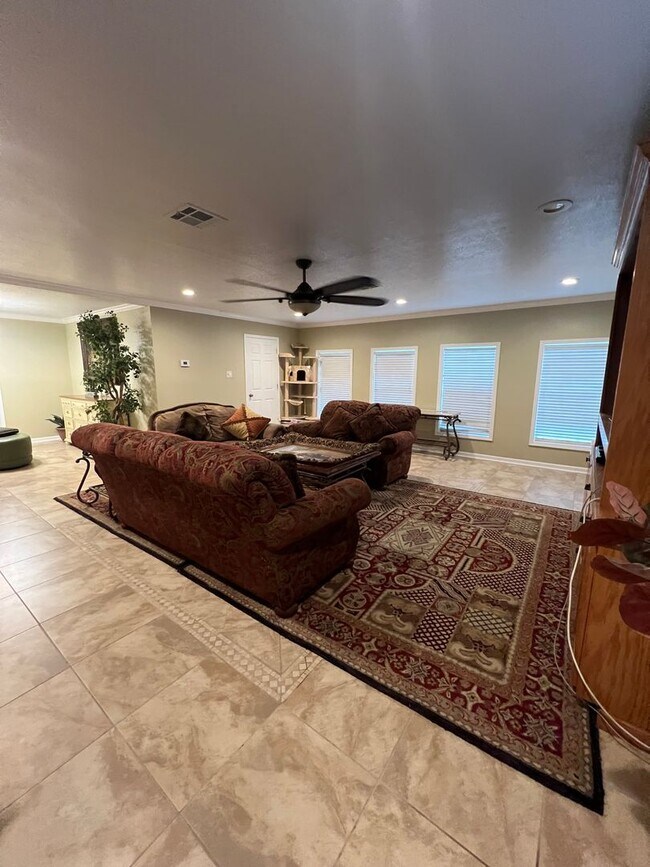Building Photo - Home for lease