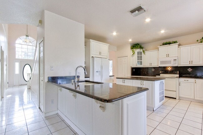 Building Photo - Beautiful Lake front home in West Kissimmee