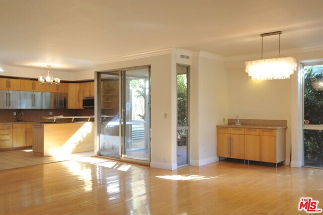 Building Photo - 318 N Maple Dr