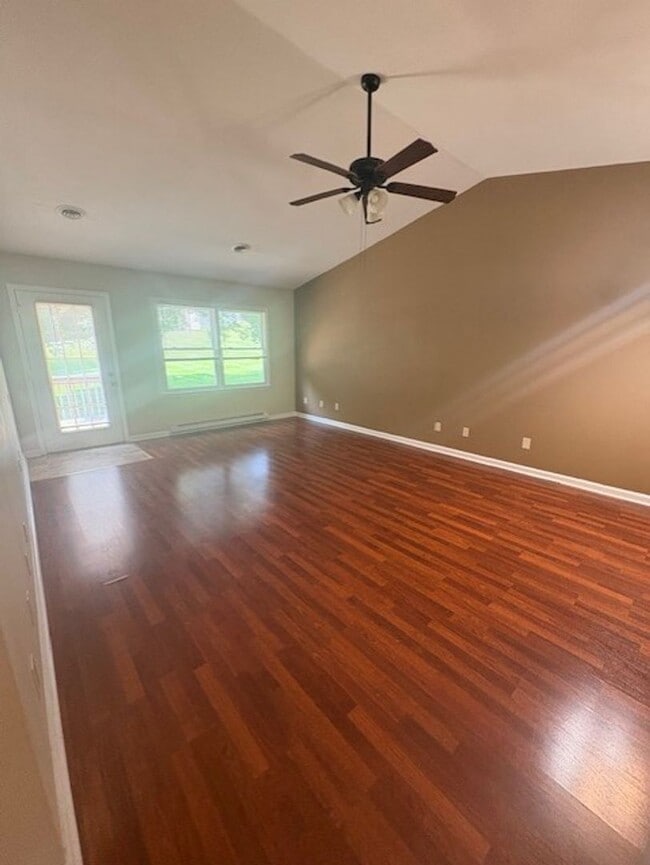 Building Photo - 3 bed, 2 bath condo ready for move-in.