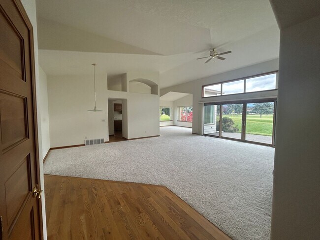 Foto del edificio - Beautiful Home on Village Greens with Vaulted Ceilings~A rare find!