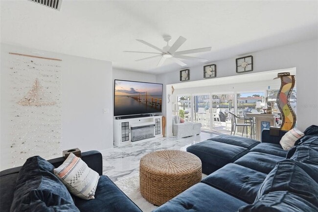 Foto del edificio - 573 Boca Ciega Point Blvd N