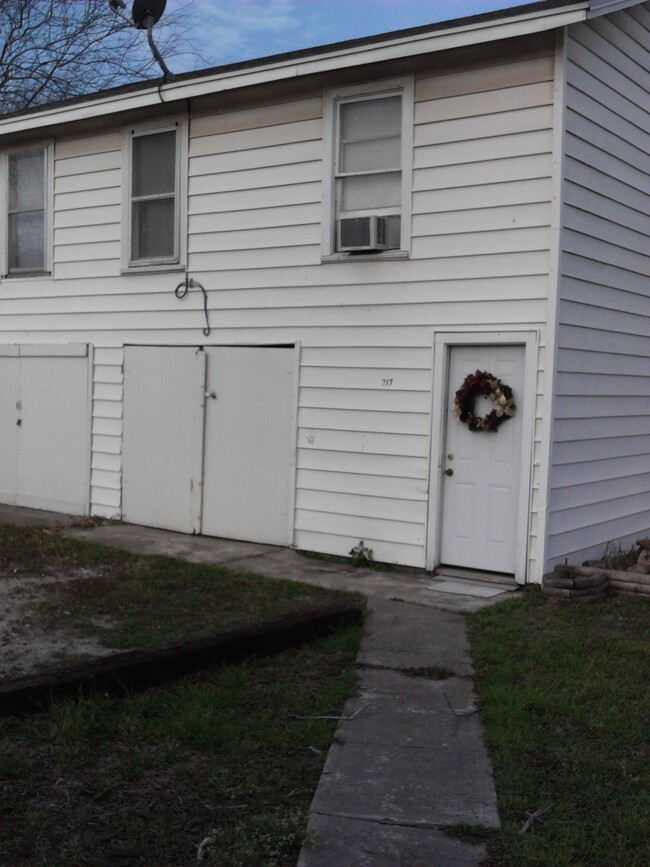 Building Photo - 217 Tutt