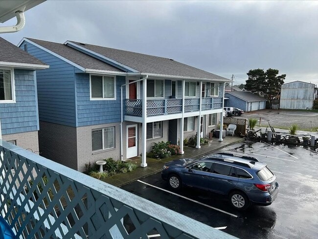 Building Photo - Furnished 2 bed/1 bath Apartment in Long Beach/All utilities Included