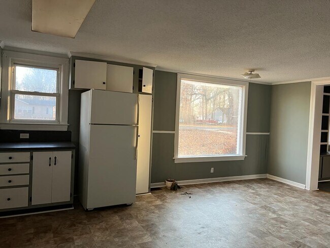 Building Photo - 3370 E Ridge Rd