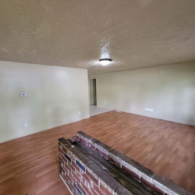 Building Photo - 4BR/2BA House w/Garage!