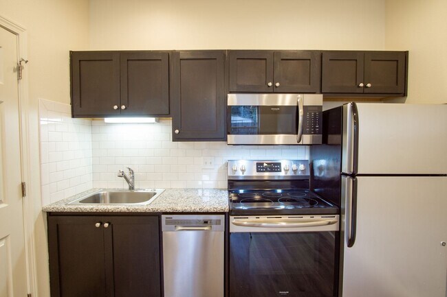 Foto del edificio - Contemporary 1-Bed Townhouse w/ Electric Fireplace!