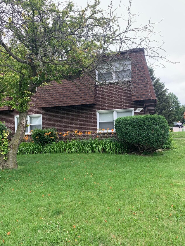Primary Photo - 11 S Whispering Hills Dr