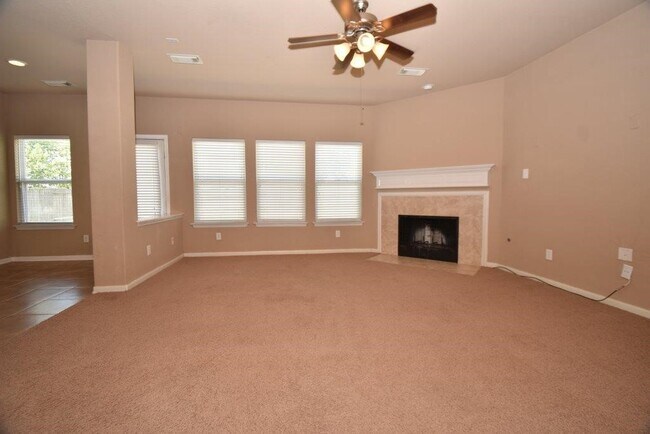 Foto del edificio - 7027 Crockett Ridge Dr