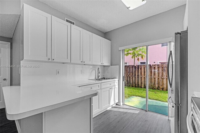 Foto del edificio - 8021 Lake Dr