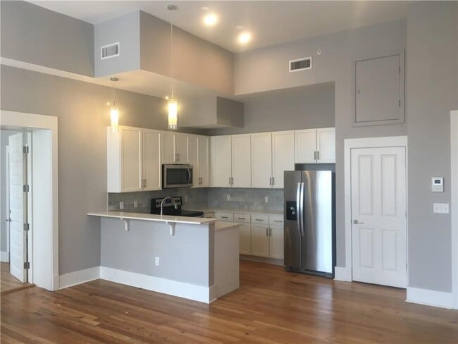 Building Photo - 100 N Royal St