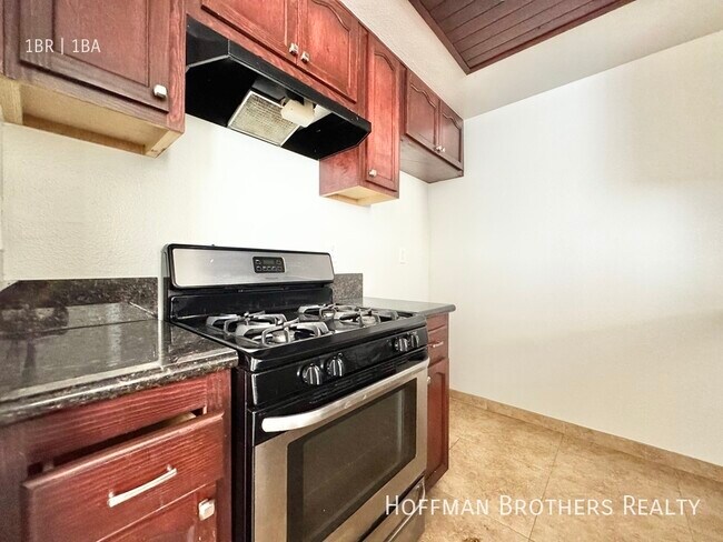 Building Photo - 945 Serrano Ave