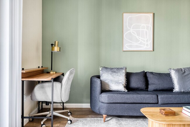 Foto del edificio - 121 Roble Rd