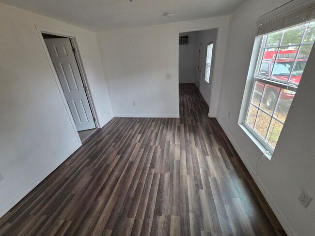 Building Photo - 213 S Ave E