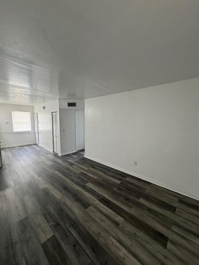 Foto del edificio - 3221 NW 48th St