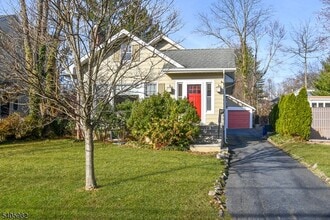 Building Photo - 133 Pine Grove Ave