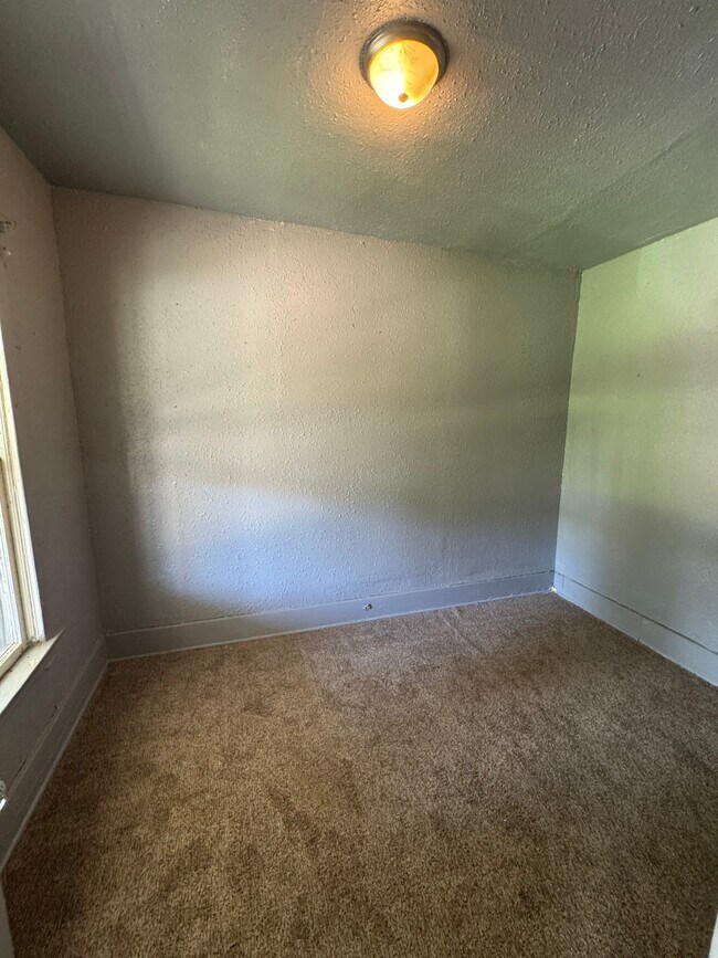 Building Photo - 703 Ashwood Ave
