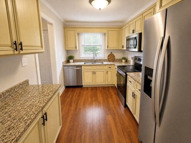 Foto del edificio - NOW LEASING FOR AUGUST 7TH 2026! 1/2 DEPOSIT SPECIAL