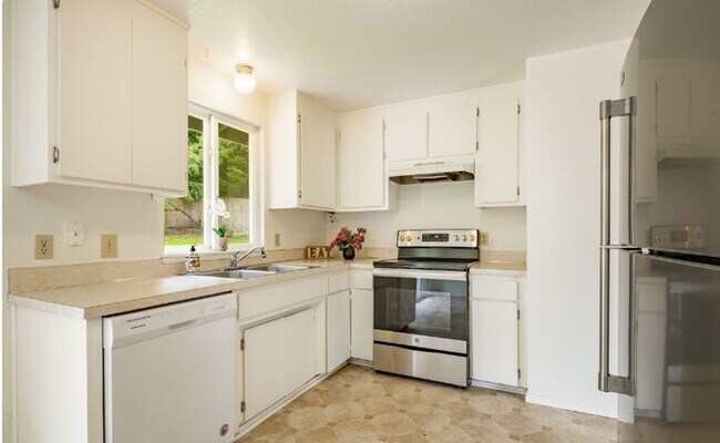 Building Photo - Discover Your Perfect Retreat in Ferndale'...