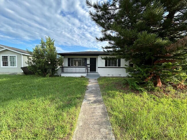 Foto del edificio - "Charming 3-Bedroom Home in St. Petersburg with Spacious 1,199 Sq Ft Layout!"