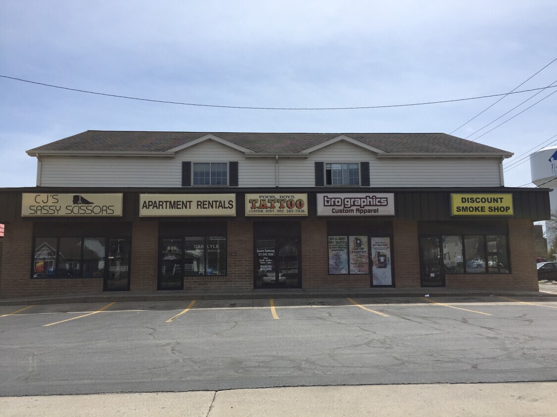 Spacious 3 bedroom 1 1/2 bath. This apartment comes with stove, frig, microwave, dishwasher. Water and trash are paid. Only 1 block from EIU. Close to everything! - 820 Lincoln Ave