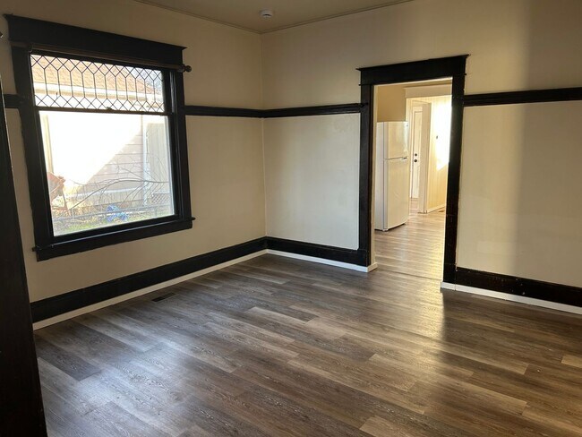 Building Photo - Freshly Updated 4 Bedroom/ 1 Bathroom House