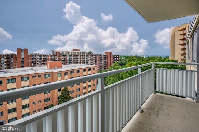 Building Photo - 1301 S Arlington Ridge Rd