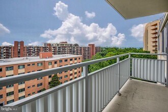 Building Photo - 1301 S Arlington Ridge Rd