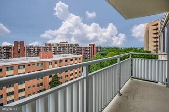 Building Photo - 1301 S Arlington Ridge Rd