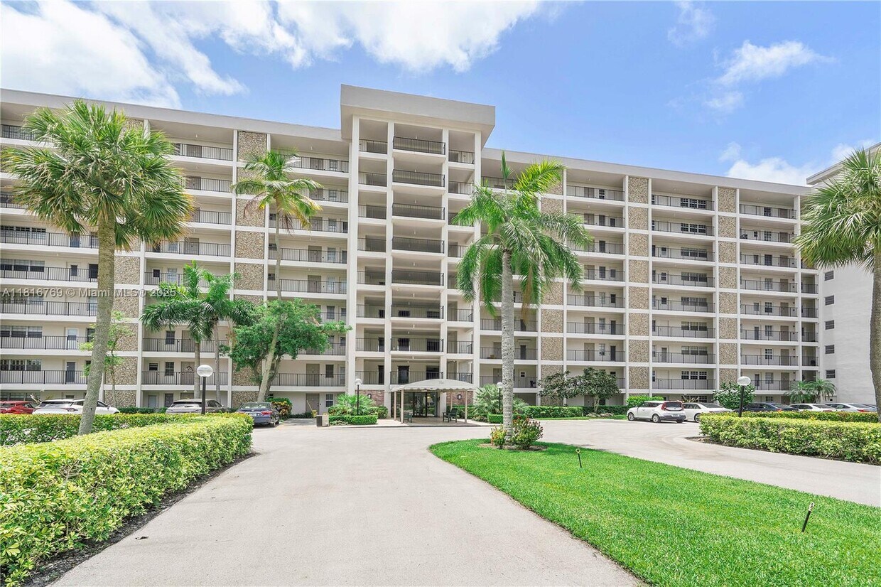 Primary Photo - 3150 N Palm Aire Dr