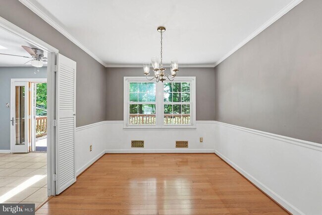 Foto del edificio - 8609 Woodview Dr