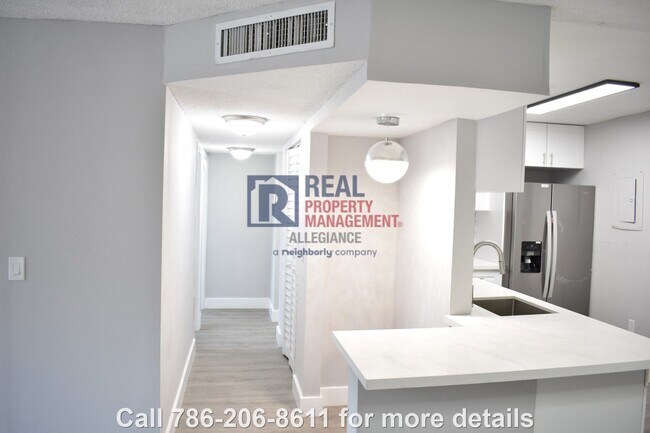 Building Photo - Newly Renovated 2 BR/1 BA Gem Awaits!