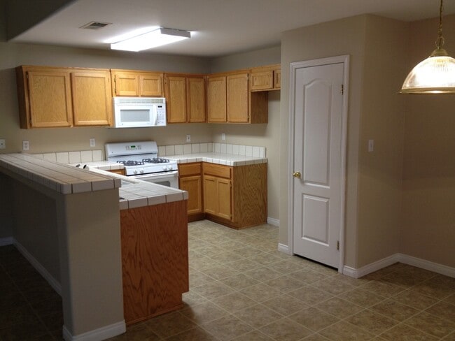 Foto del edificio - Beautiful NW Home 5 bed/2 bath $2750 Depos...