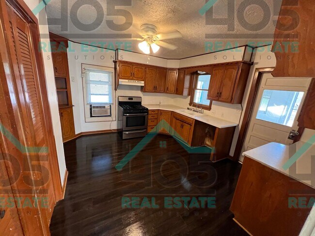 Building Photo - 3 Bedroom in Jones!