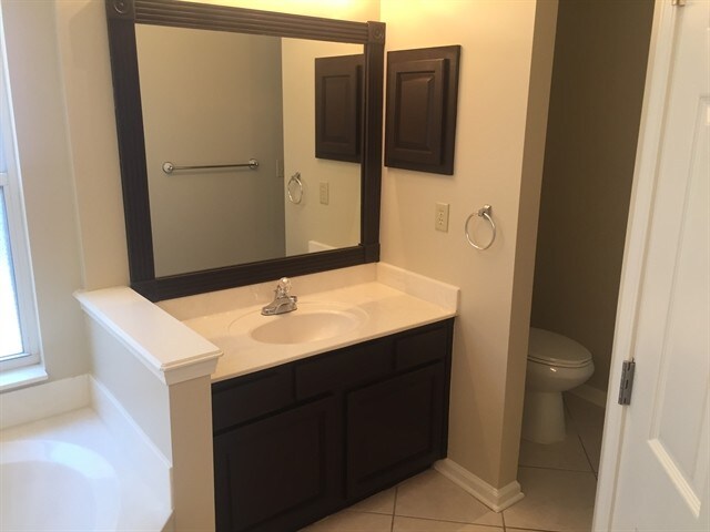 Foto del edificio - 8216 Leafcrest Dr