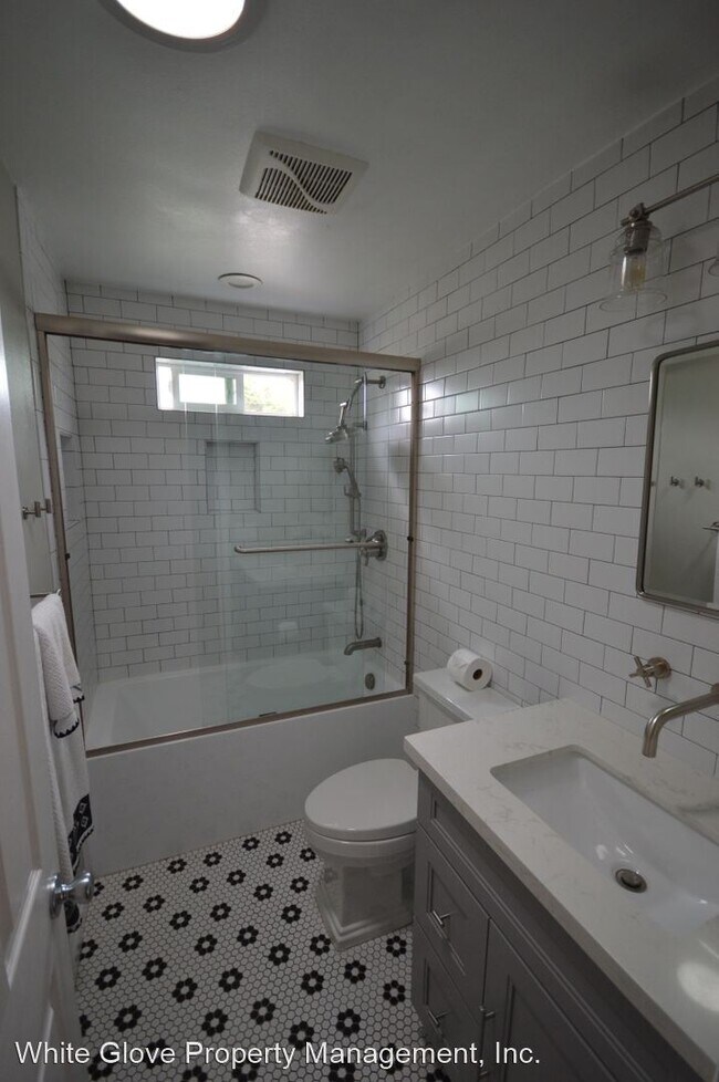 Building Photo - 3 br, 1 bath House - 830 W. Florence Ave.