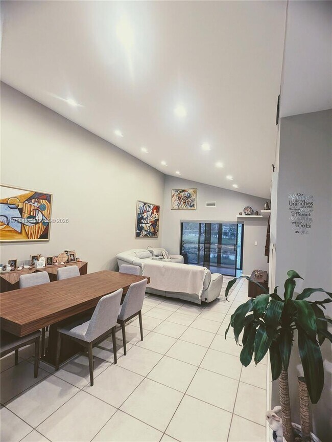 Foto del edificio - 679 Racquet Club Rd