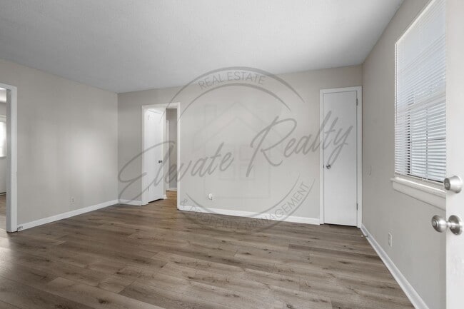 Building Photo - On Special: Two Bedroom Duplex in Hermitage!