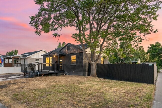 Building Photo - 983 N Poinsettia Dr