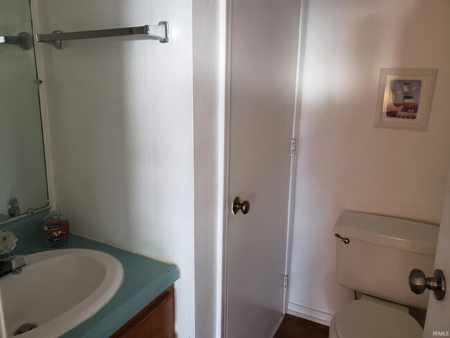 Building Photo - 1204 S College Mall Rd