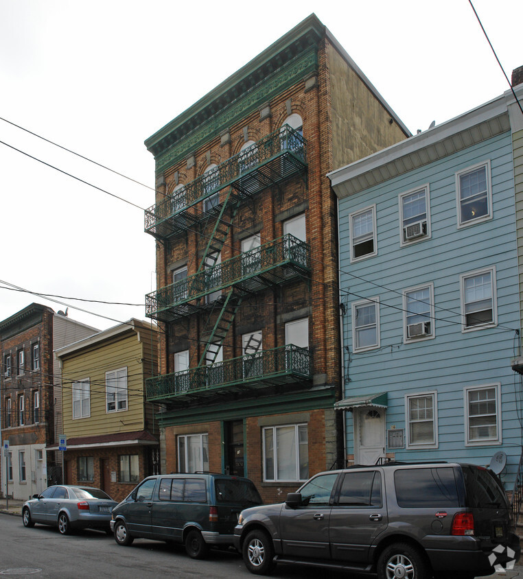 Building Photo - 18 Monroe St