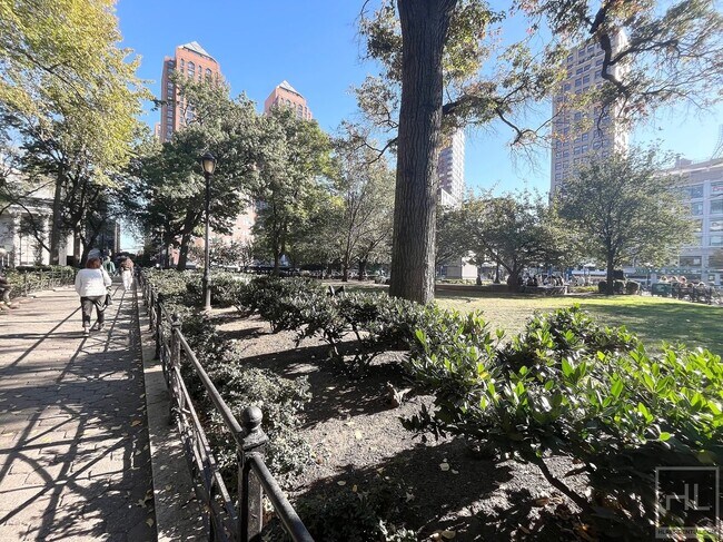 Building Photo - 5 AVENUE