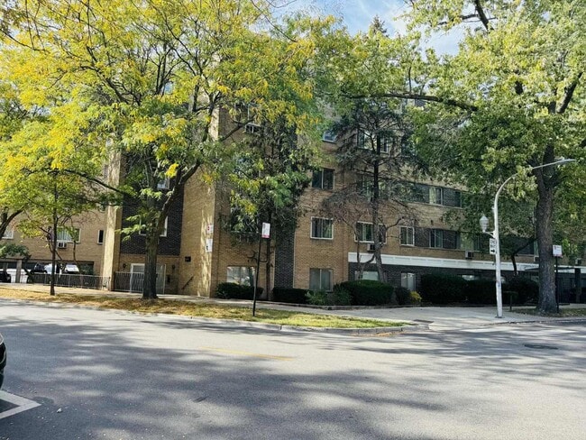 Foto del edificio - 7320 N Rogers Ave