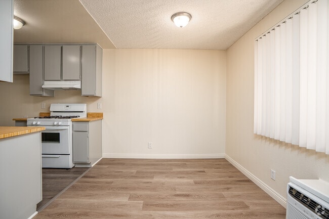 1BR, 1BA - 576SF - Dining Room - Tivoli Gardens Apartment