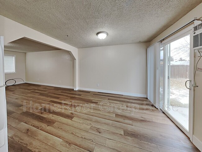 Building Photo - 106 N Homedale Ave