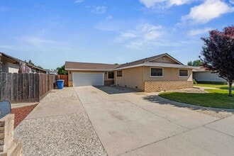 Building Photo - 2025 Sweetwater Dr