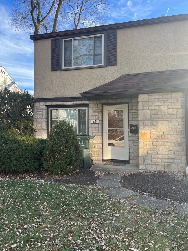 Building Photo - 1324 Meadow Rd