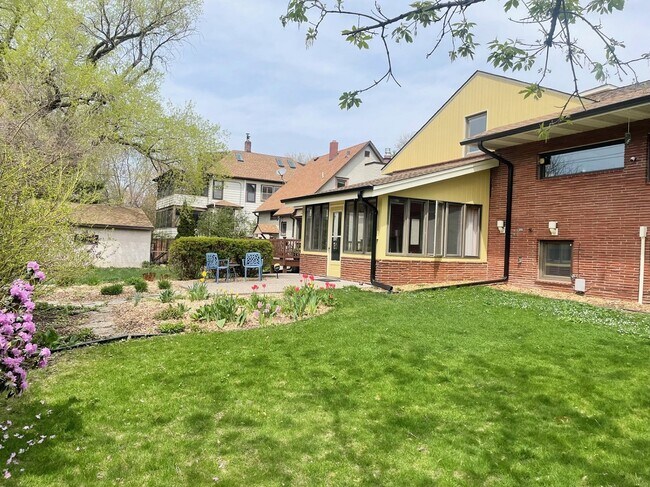 Foto del edificio - 449 Desnoyer Ave