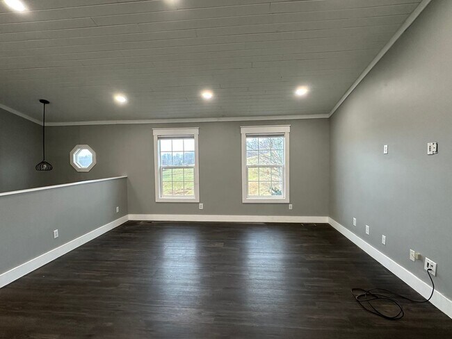 Foto del edificio - 4 Bedroom/3 Bathroom House in Piney Flats, TN