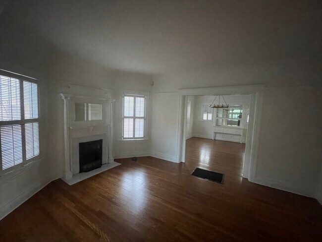 Building Photo - 2723 Kenwood Ave